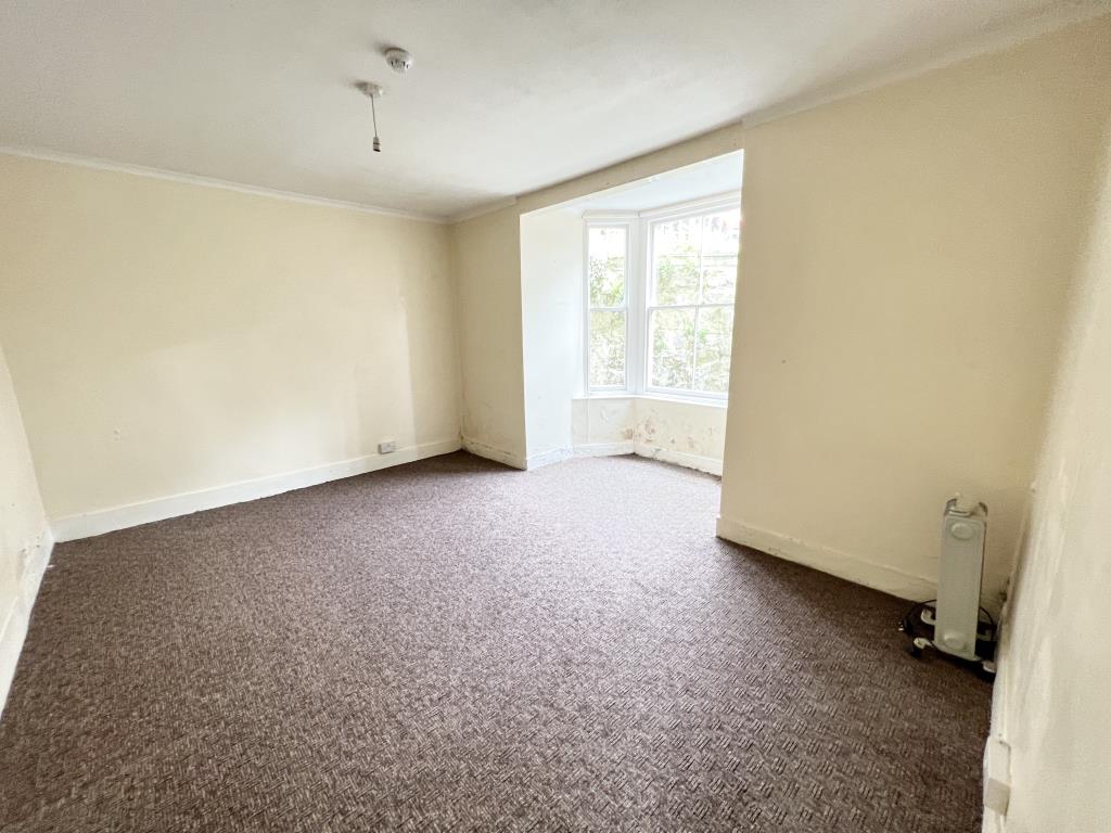 Lot: 113 - LARGE TOWN HOUSE DIVIDED INTO FLATS -